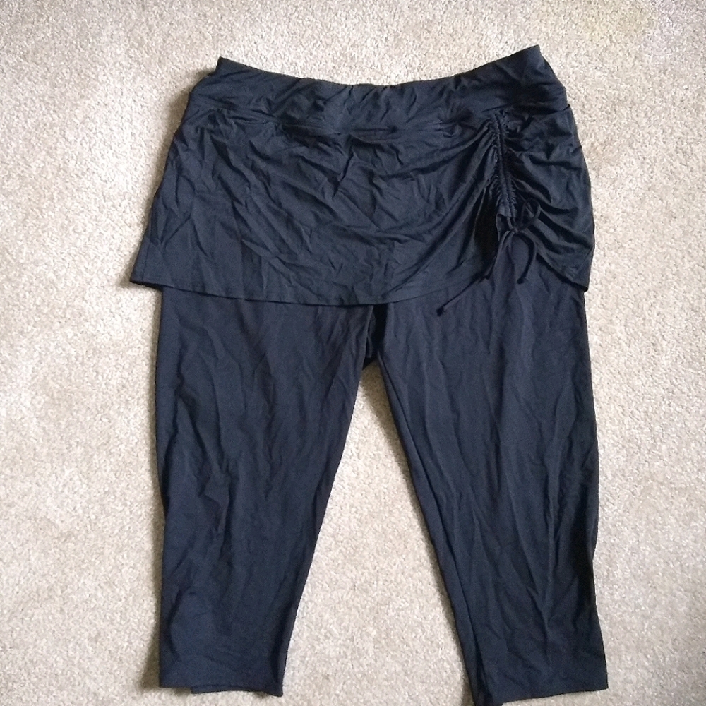 Lands End black skirted swim capris 18